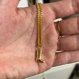 EVRY JEWELS western cowboy boot necklace. 14k gold